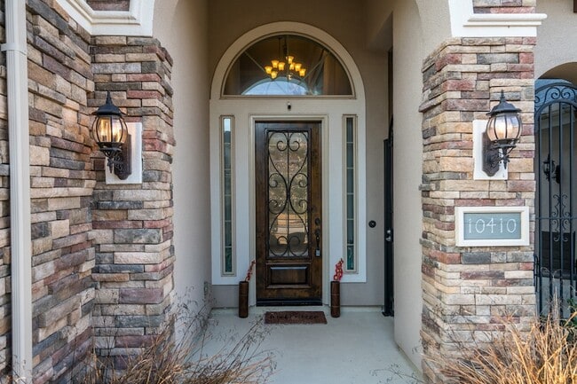 Building Photo - 10410 Southern Hawker