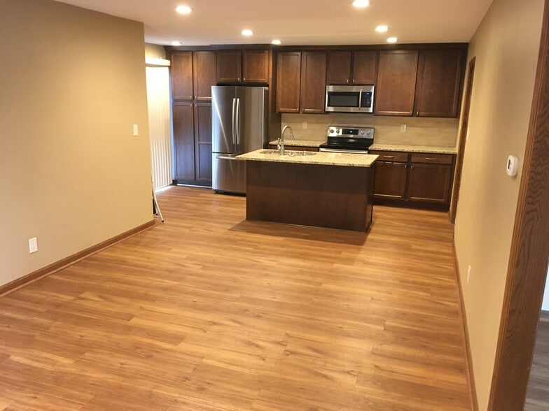 Building Photo - 16555 Dane Ct E