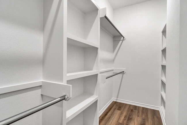 Building Photo - 2408 Henshaw Crk Dr