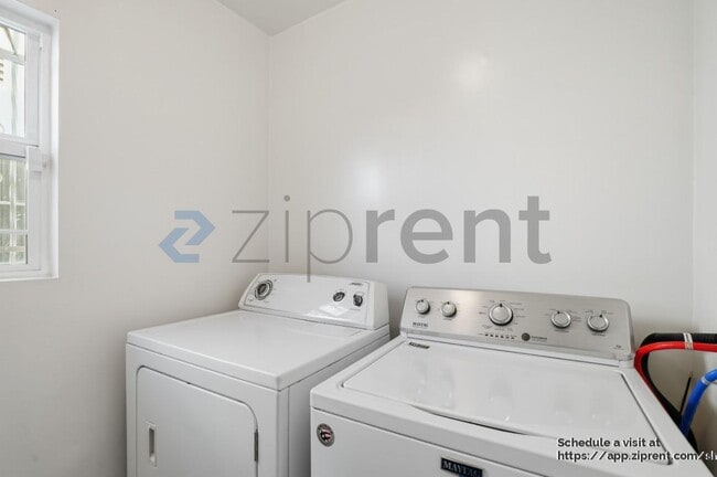 Building Photo - 1421 Stearns Dr