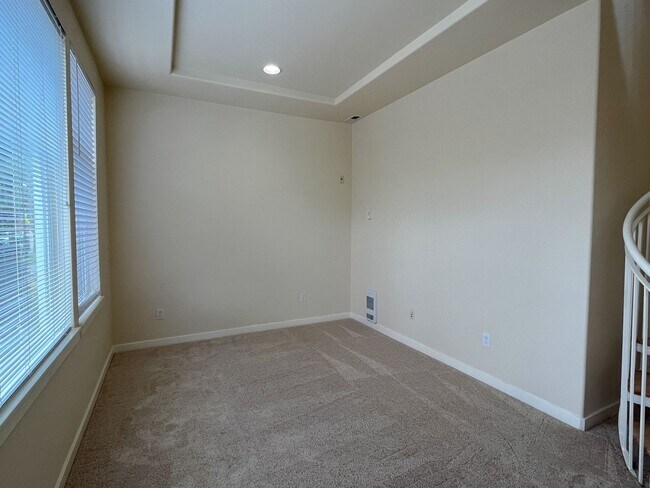 Building Photo - Huge, Updated 2 bed 2.5 bath Issaquah High...