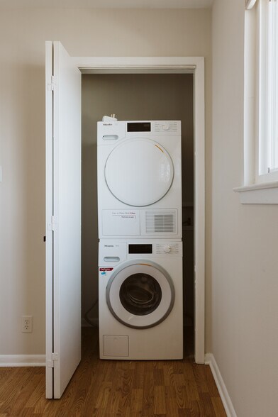 Building Photo - 1402 Fairfield Dr