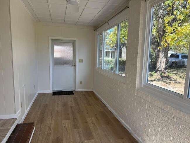 Building Photo - 222 Ross St