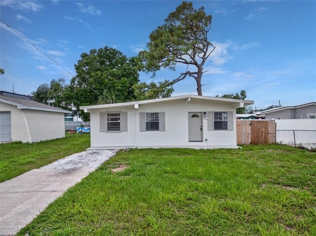 Building Photo - 7508 N Thatcher Ave