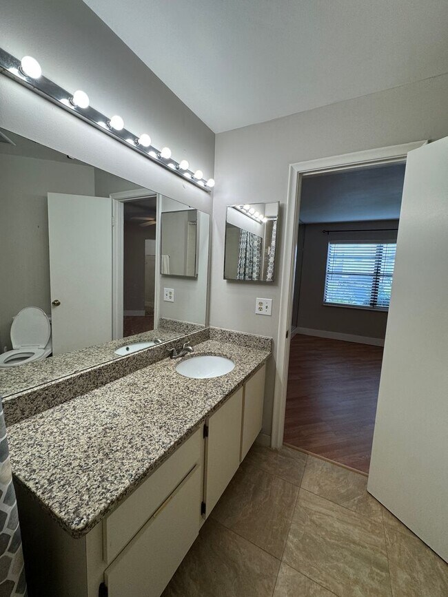 Building Photo - Experience comfort & leisure in this charming condo nestled within Orlando's best-kept secret, Ve...