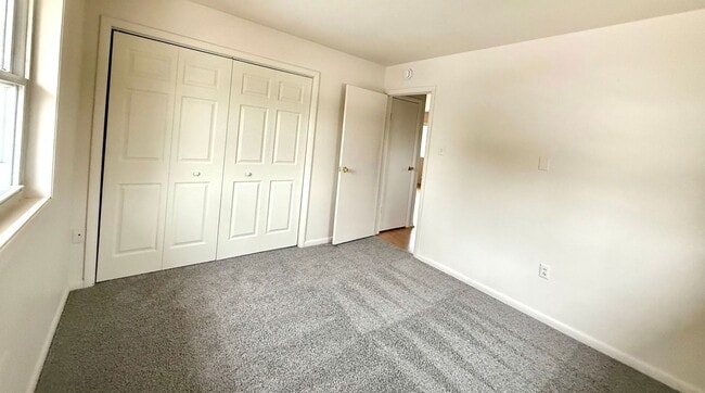 Building Photo - 33 Grandview Dr