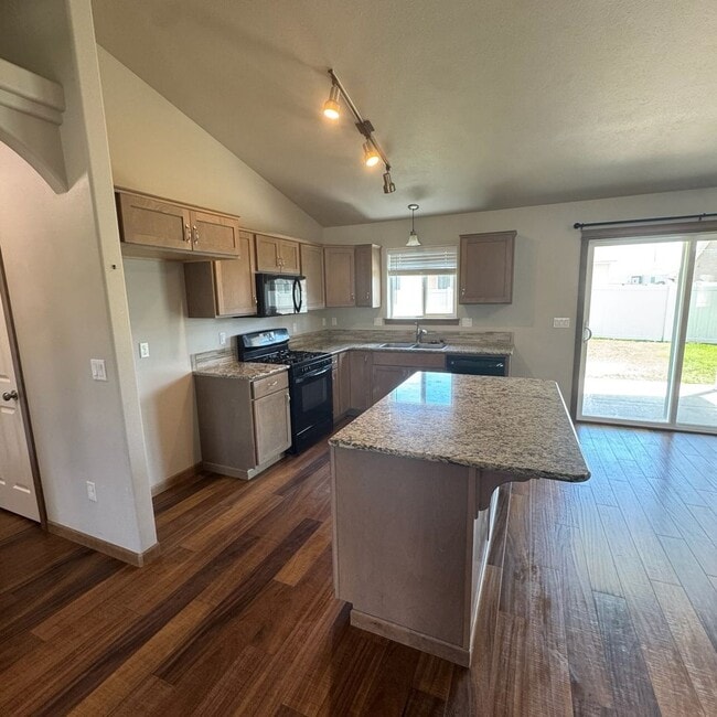 Building Photo - Modern 3 bed 2 bath unit in quiet neighbor...