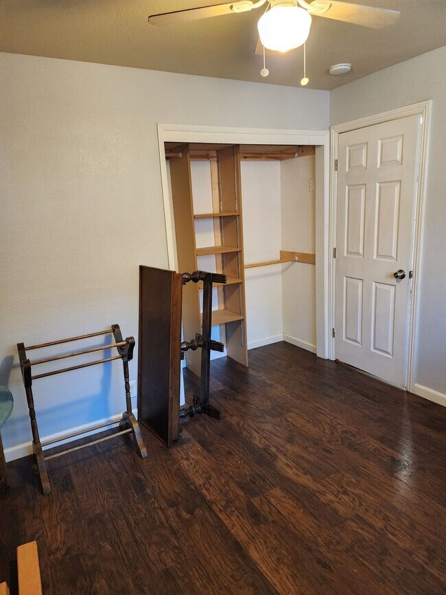 Building Photo - 2 Bedrooms in Pollock Pines Available May 1st