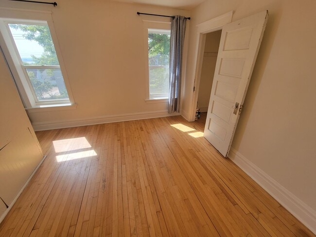 Building Photo - AVAILABLE October 1st! - 3 BED 1 BATH Home!