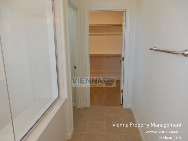 Building Photo - SINGLE STORY HOME IN ROSEVILLE!!!