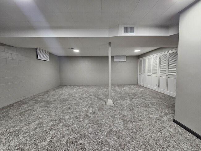 Building Photo - Spacious and Renovated 3 Bedroom Home