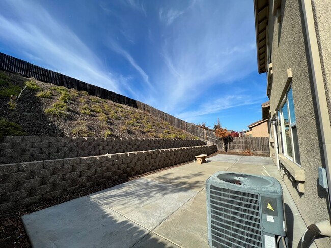 Building Photo - Desirable and Spacious 5-Bedroom Home in Empire Ranch!