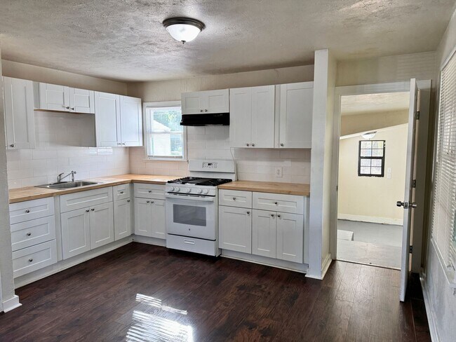 Building Photo - Cute 3 Bed 1 Bath home in Sunnyside Heights