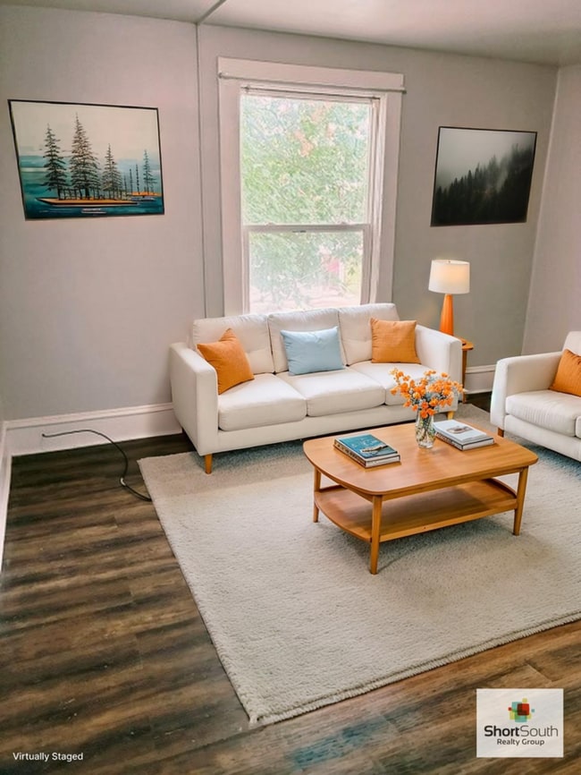 Building Photo - Updated 3 bed 1 bath Upstairs Apartment