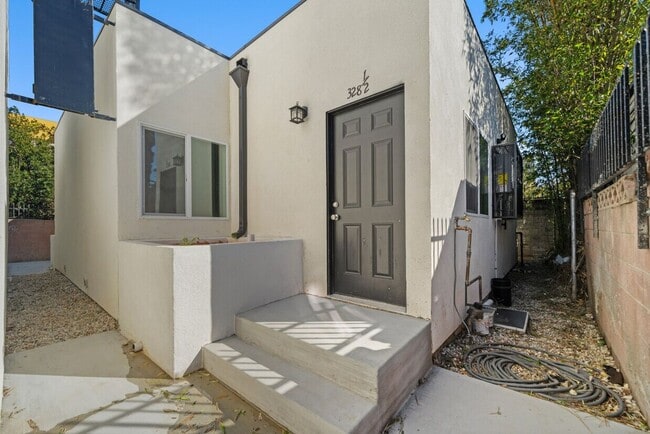 Building Photo - MUST SEE!