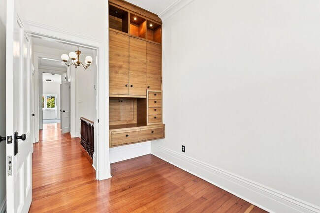 Building Photo - 2570 Folsom St