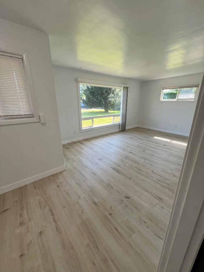 Building Photo - 1421-1421 Park Ave NE