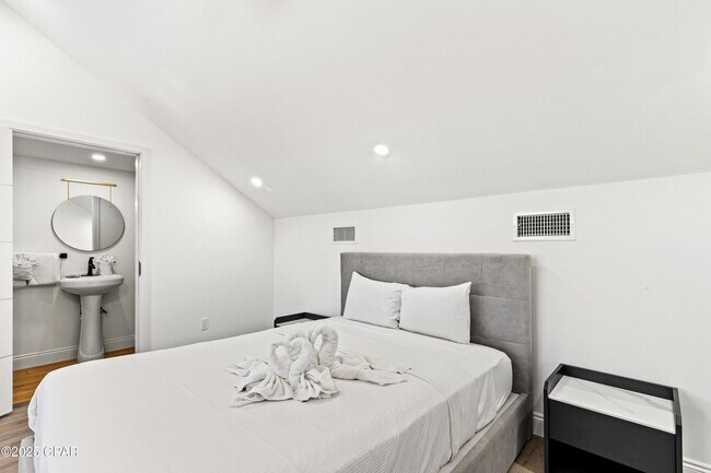 Building Photo - 8115 Thomas Dr