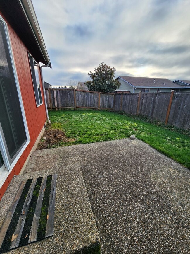 Building Photo - 3 BEDROOM  2.5  BATH IN CHEHALIS