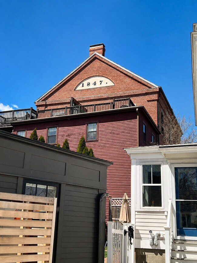 Building Photo - 348 Maplewood Ave