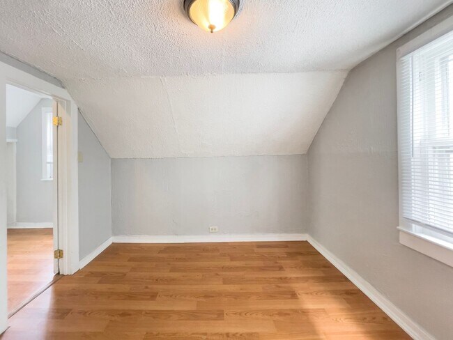 Building Photo - *AVAILABLE NOW!* Cozy Three Bedroom Home!