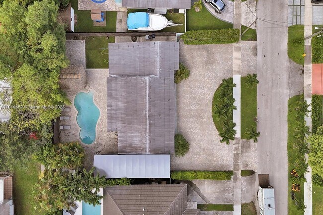 Building Photo - 1910 N Hibiscus Dr