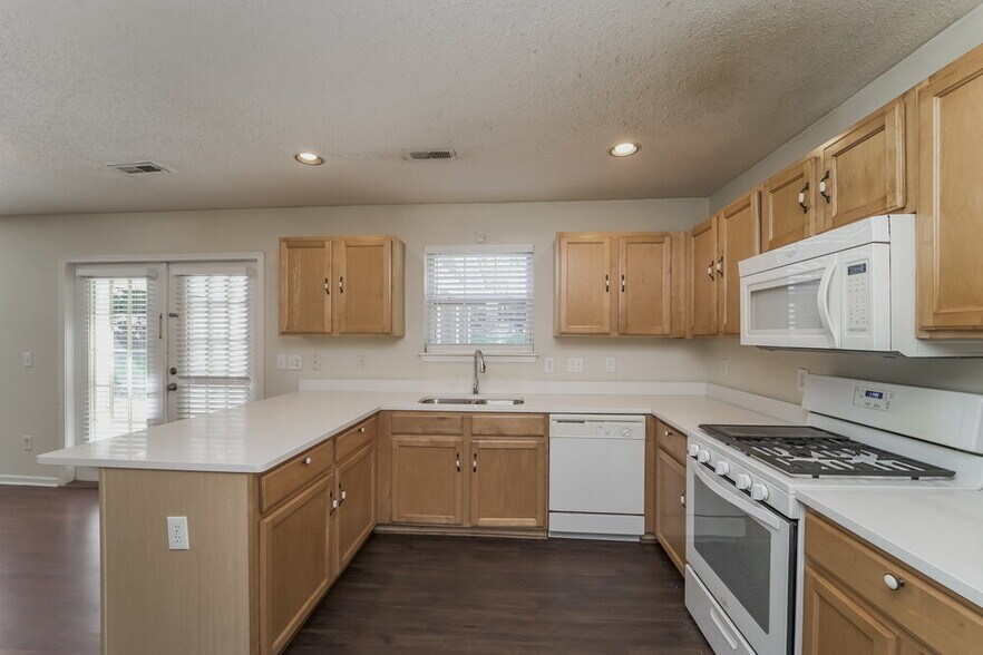 Building Photo - 5900 Hidden Meadow Ln