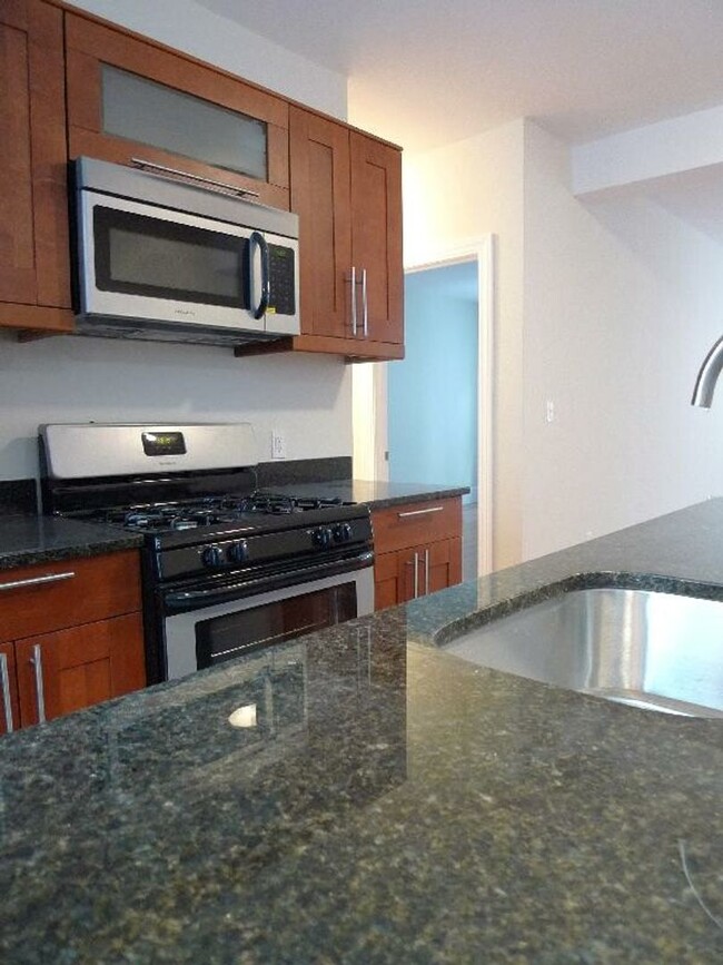 Building Photo - Fully Renovated Large Apartment in Mission...