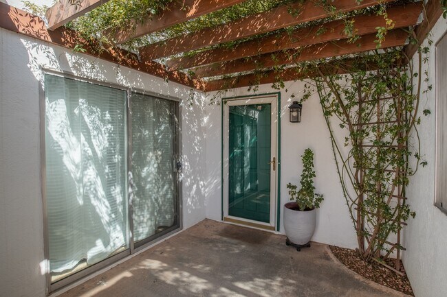 Building Photo - 2921 Valle Vista
