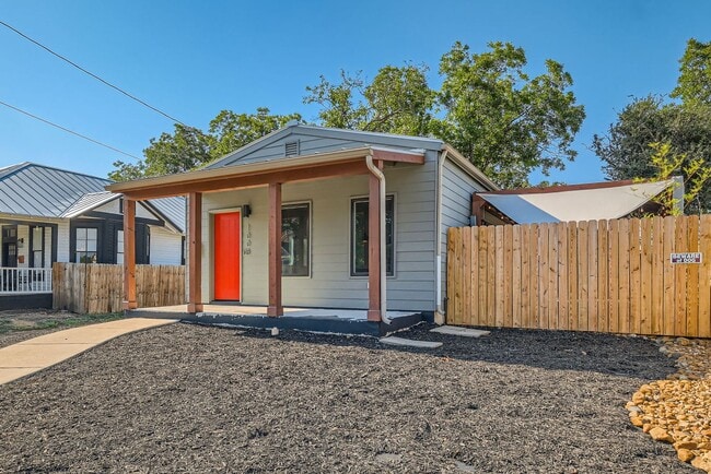 Building Photo - Home with Guest Suite