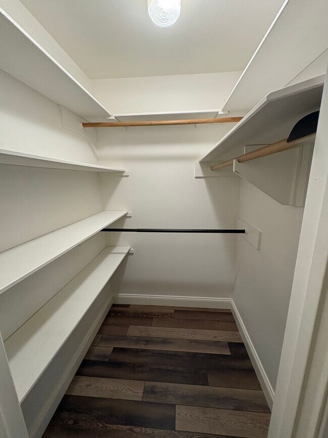 Building Photo - NW Visalia Home Near Country Club Available Now! *Private Showing Only*