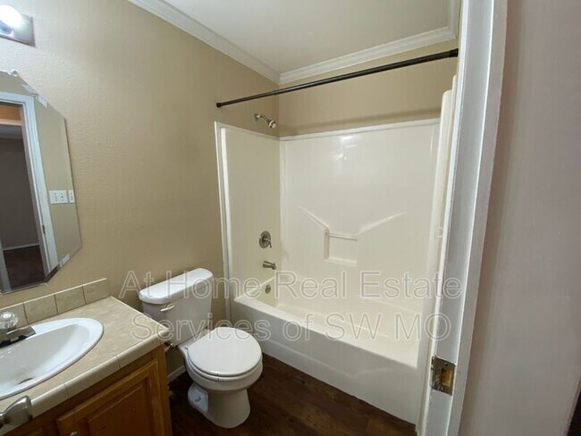 Building Photo - 501 W Warren Ave