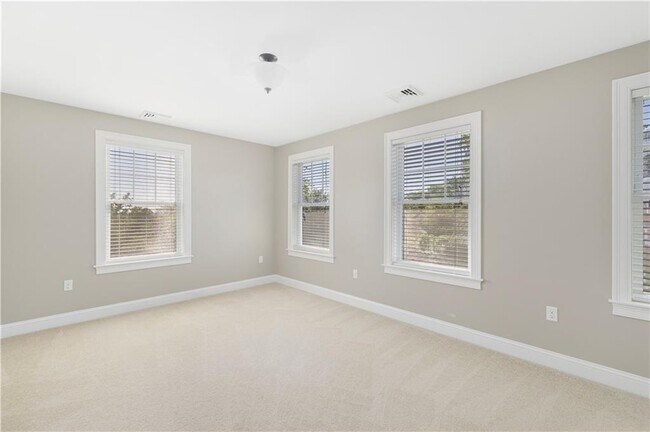Building Photo - 18 Vanderbilt Ln