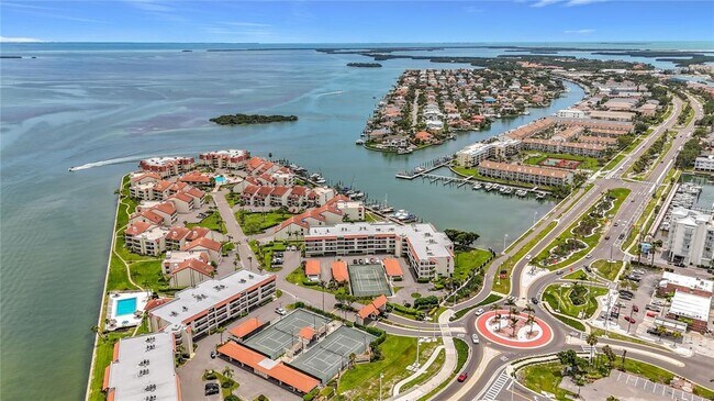 Building Photo - 106 1st St E