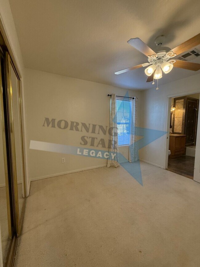 Building Photo - 4 bedroom, 4 bath house - Must see landscaping!