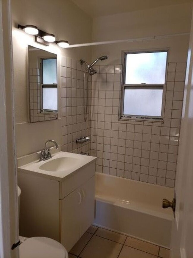 Building Photo - $500 REBATE Bright upper end (2bdr) in Nor...
