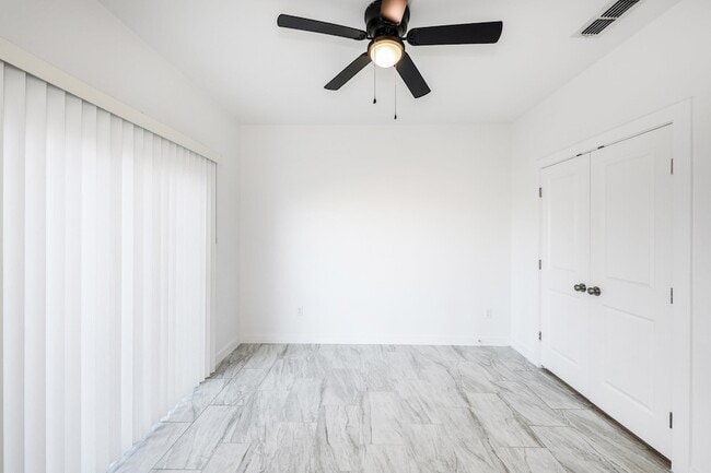 Building Photo - 3911 Casa Blanca Lake Rd