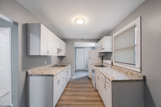 Building Photo - Cute 3bdrm/1bath House ** Section 8 OK ** ...