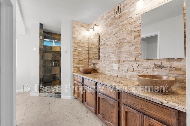 Building Photo - 1333 E Donner Dr