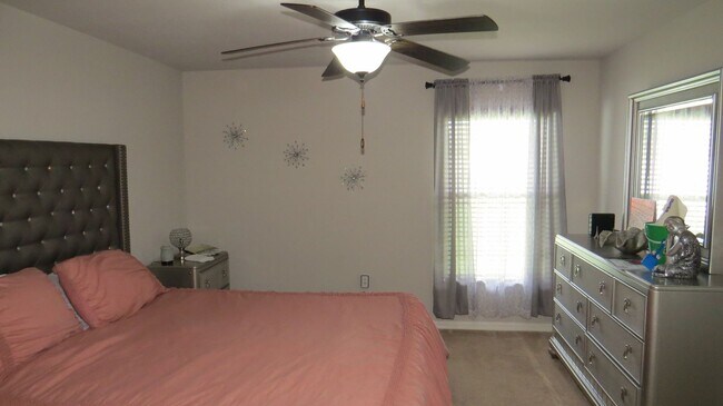Building Photo - Beautiful 4/2 Home in Leesburg