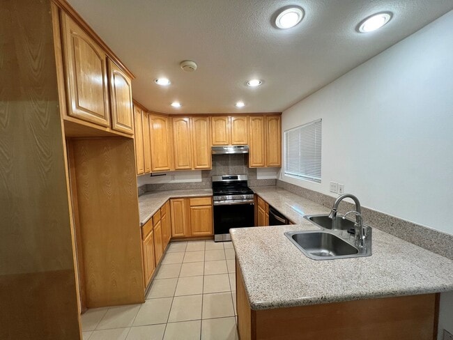 Building Photo - 3 Bedroom 1.5 Bathroom in Torrance