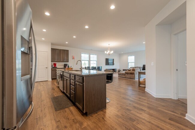 Building Photo - Modern Home with Open Floor Plan in Blacksburg