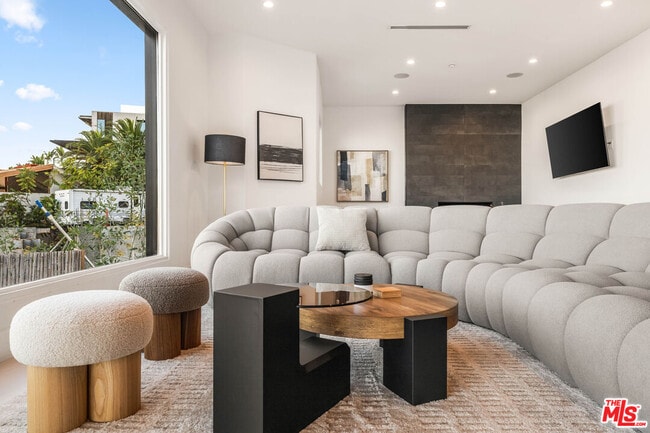 Building Photo - 8425 Hillside Ave