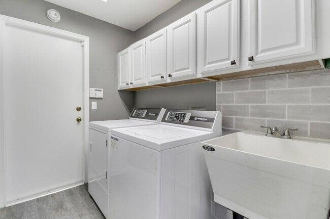 Building Photo - 3033 SE Brierwood Pl