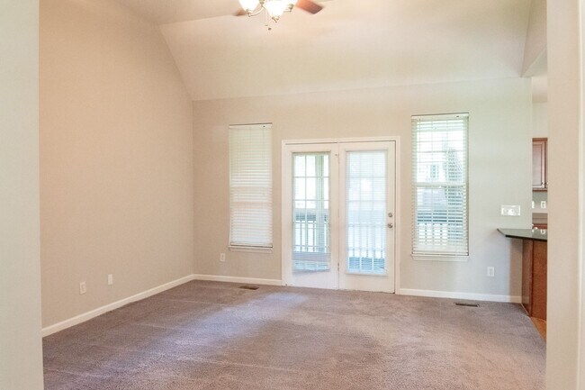 Building Photo - Main level living in Murfreesboro!