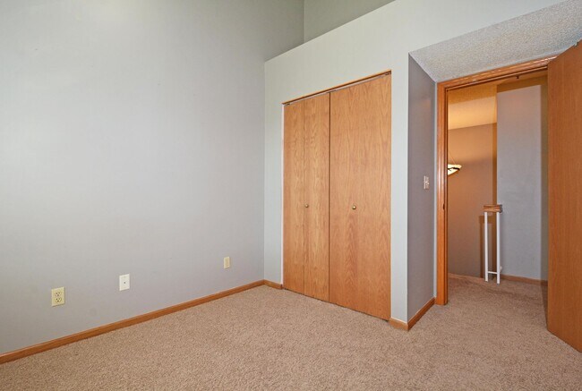 Building Photo - Beautiful 2-Bed 1.5-Bath Available Now in Plymouth!