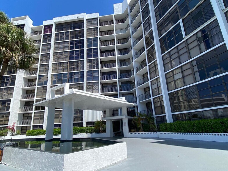 Building Photo - 400 Leslie Dr