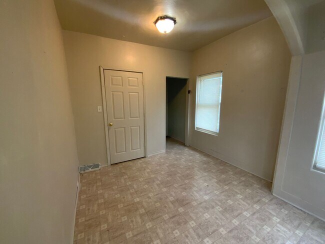 Building Photo - 3-Bedroom, 1-Bathroom Home – $950/Month - MISHAWAKA