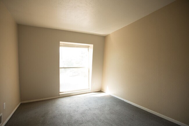 Building Photo - 604 Marine St