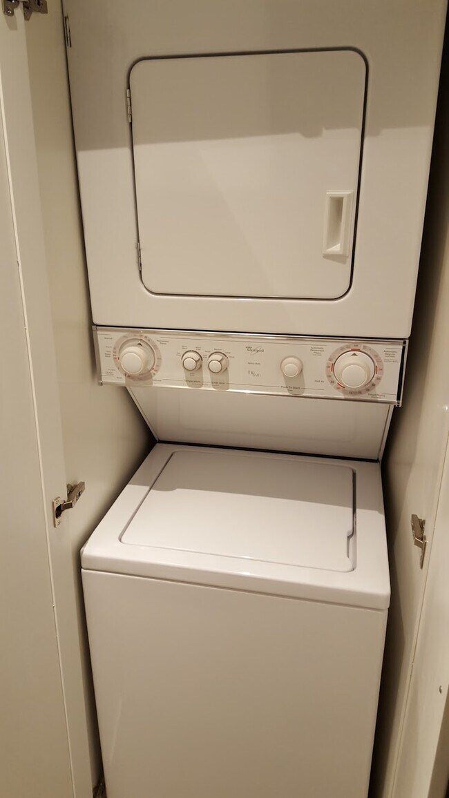 Building Photo - 949 N Croft Ave